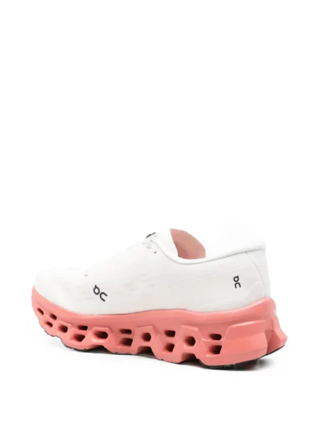 Sneakerși On alb