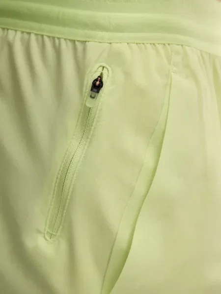 Pantaloni scurți Under Armour cu imagine galben