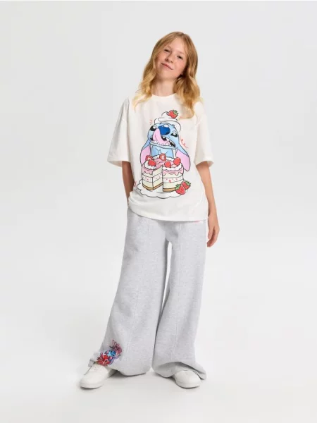 Sinsay oversize tričko s potiskem Stitch krémová