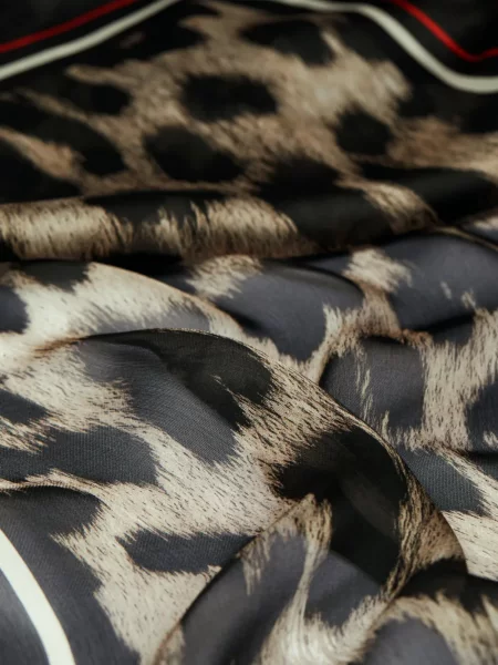 Fular Givenchy de mătase cu imagine cu model leopard