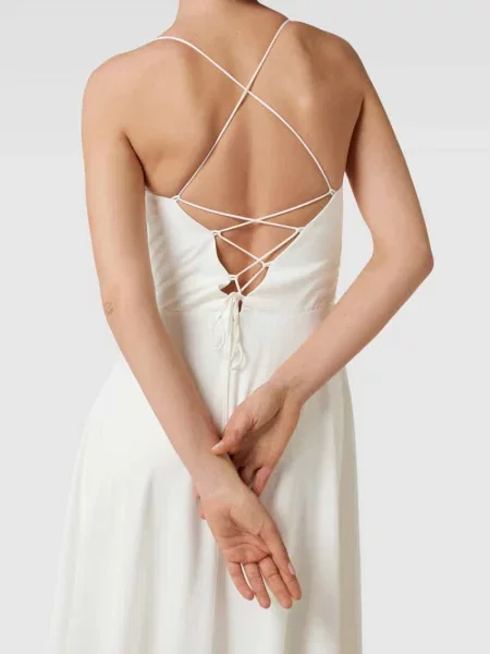 Sukienka wieczorowa z lejącym dekoltem V.m. biała