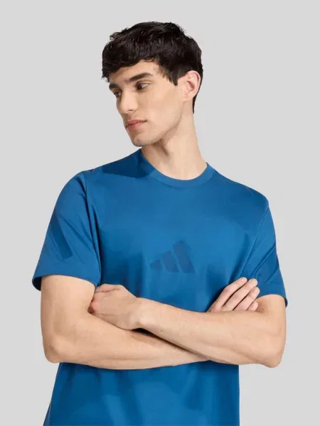 T-shirt o kroju regular fit model Z.N.E.' Adidas Sportswear