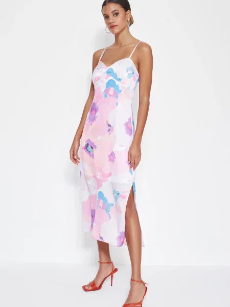 Satynowa sukienka midi Trendyol na ramiączkach różowa