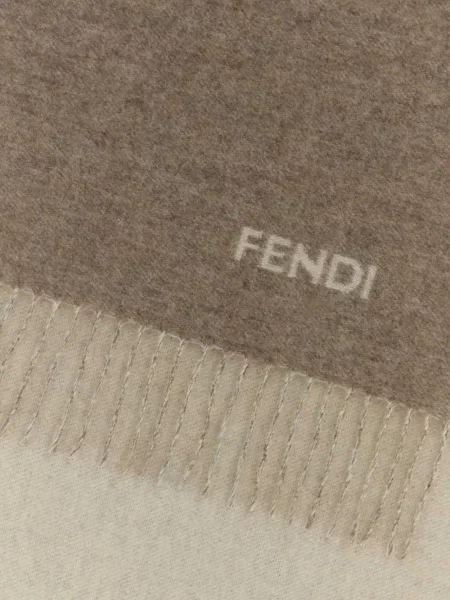 Fular Fendi din cașmir cu autograf