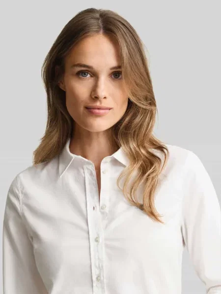 Bluzka koszulowa o kroju slim fit z wyhaftowanym logo Gant biała