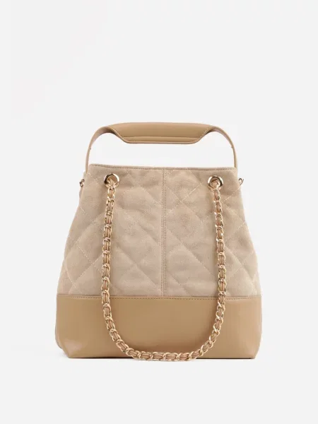 Ciemnobeżowa Torebka Bucket Bag z Przeszyciami w Romby z Rączką i Uchwytami z Łańcuszkiem Denidora beżowy