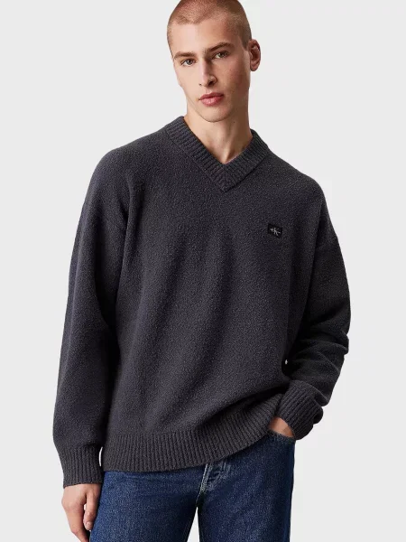 Букле свитер Calvin Klein Jeans с V-образным вырезом серый