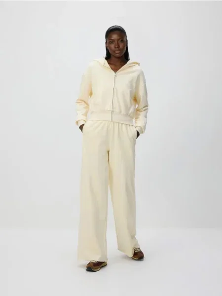 Reserved Pantaloni de trening cu crac larg nude