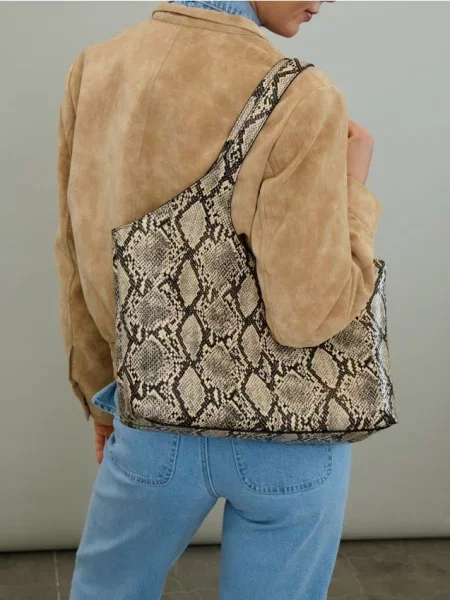 Сумка через плече з косметичкою у зміїний візерунок різнобарвний