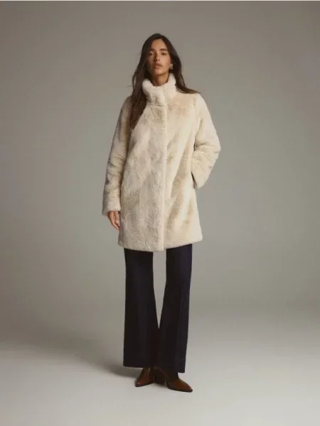 Reserved Пальто зі штучного хутра кремовий 