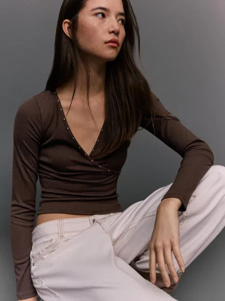 Bershka Koszulka Z Długim Rękawem Z Ćwiekami Kobieta S brązowy