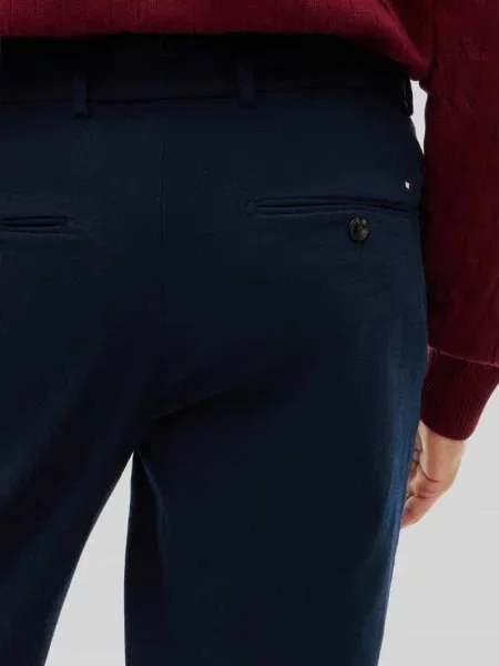 Spodnie z zakładkami w pasie o kroju tapered fit z mieszanki bawełny Tommy Hilfiger granatowe