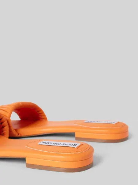 Klapki z efektem plecionki model ‘ALLURE’ Steve Madden pomarańczowe