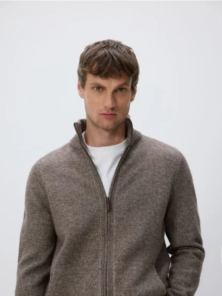 Reserved Sweter z golfem z domieszką wełny ciemnobrązowy