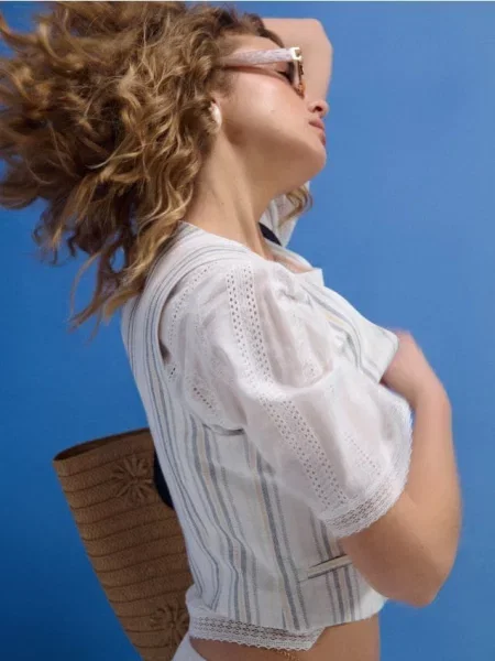 Сорочкова блузка з коротким рукавом і ажурним візерунком білий