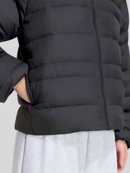 Kurtka pikowana o kroju regular fit z nadrukiem z logo Adidas Sportswear czarna
