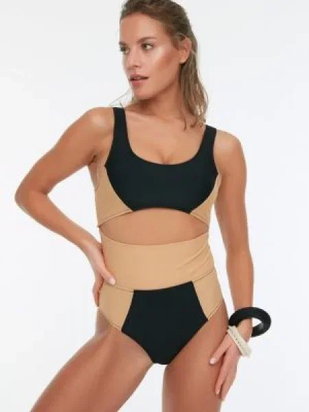 Stroj jednoczęściowy Trendyol czarny