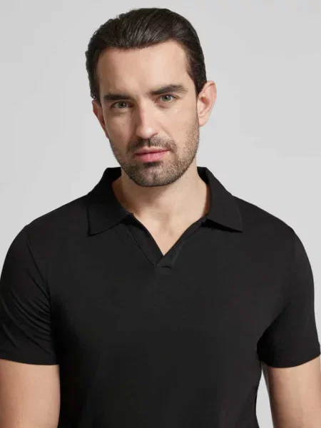 Koszulka polo o kroju slim fit z dekoltem w serek Lindbergh czarne