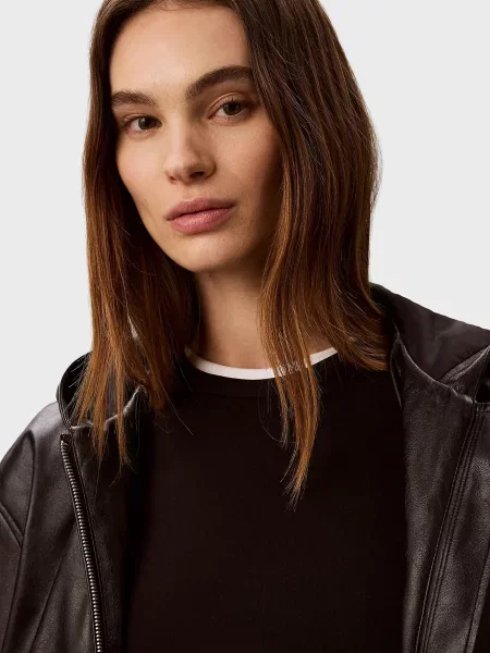 Укорочена джинсова куртка Calvin Klein Jeans з капюшоном чорна