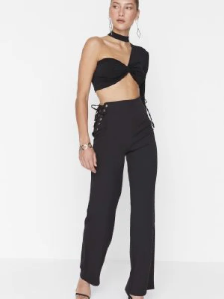 Pantaloni Trendyol cu șireturi din dantelă negru