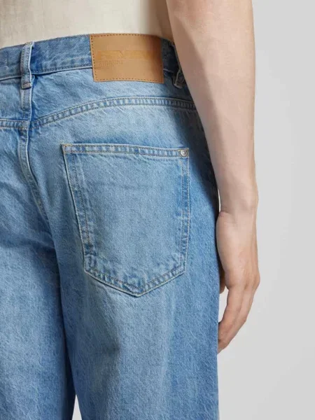 Jeansy o kroju straight fit Essentials Review