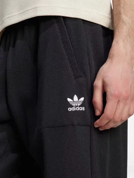 Lung pantaloni scurți Adidas din piele cu buline maro