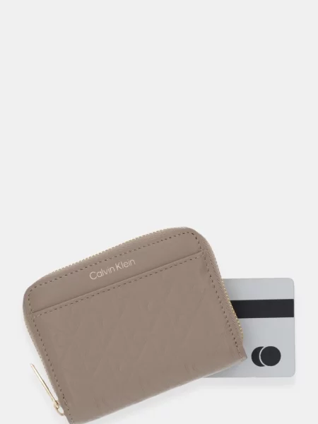 Pénztárca Calvin Klein Emblem Aop Embossed Zip Around bézs