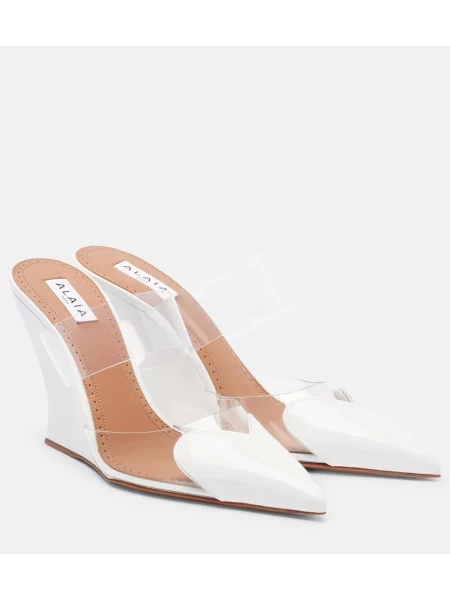 Papuci tip mules Alaïa din piele cu pană de lac alb