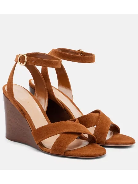 Sandale Gianvito Rossi din piele de căprioară cu pană maro