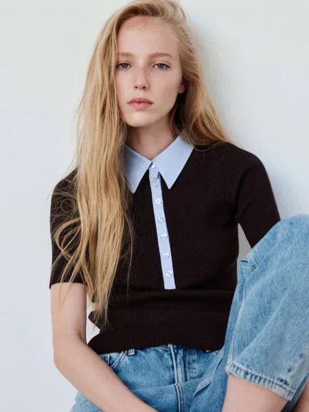 Sweter z prążkowanego materiału z kontrastowym kołnierzem czekoladowy Kobieta MANGO