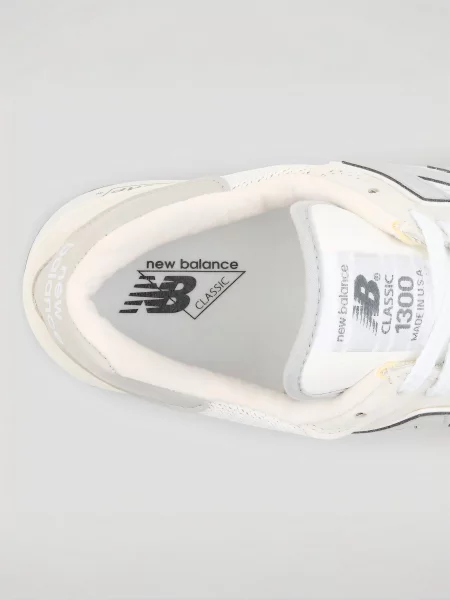 Замшевые повседневные кроссовки New Balance белые