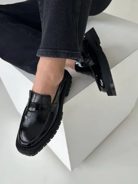 Кожаные лаковые лоферы 105.store черные