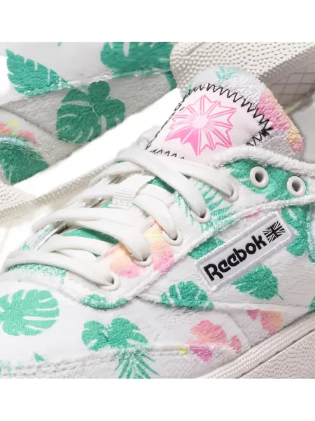 Маратонки Reebok Club C 85 на цветя с принт бяло