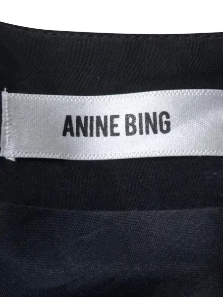 Kostiumas mini mini suknelė Anine Bing v formos iškirpte juoda