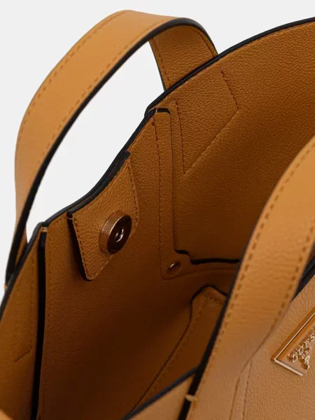 Кожаная сумочка Guess