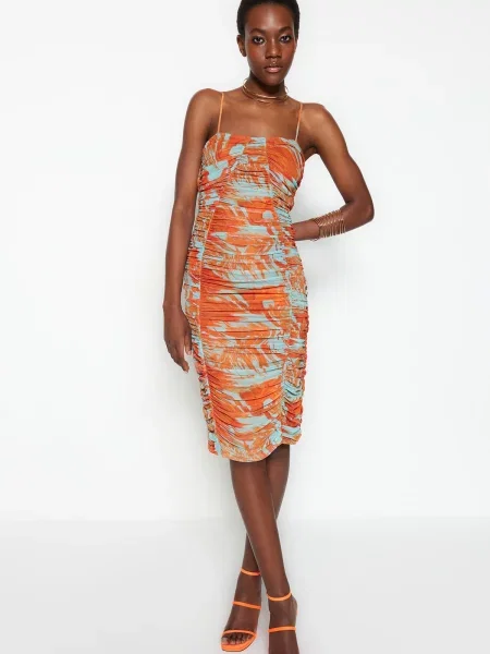 Elegantna večerna obleka Trendyol s potiskom iz tila siva