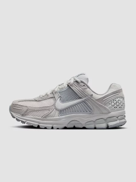 Кожаные кроссовки Nike Vomero серые