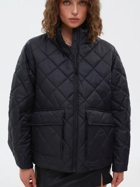 Демисезонная куртка Estro черная