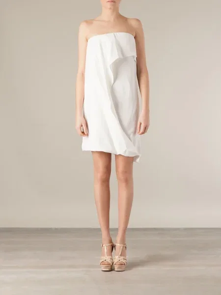 Rochie Maison Rabih Kayrouz drapată de costum alb