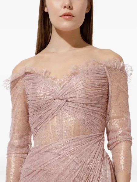 Rochie Iris Serban plisată din dantelă de costum roz