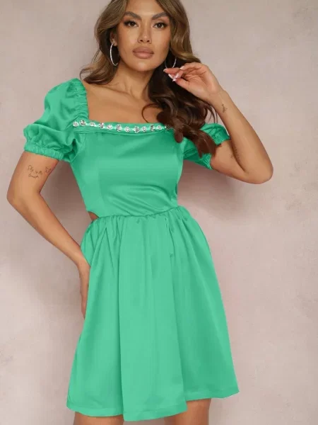 Rozkloszowana Sukienka Mini z Wycięciami po Bokach i Cyrkoniami na Dekolcie Erelasia zielona