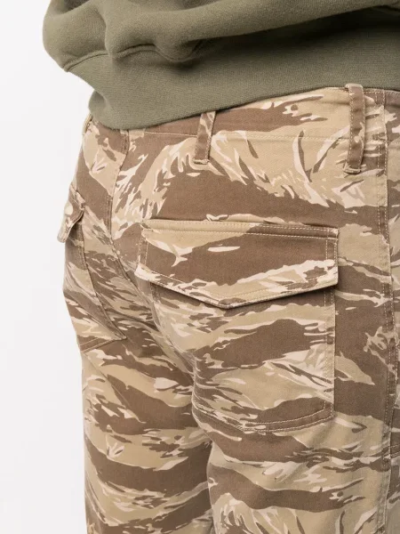 Cropp pantaloni Nili Lotan cu imagine cu model camuflaj