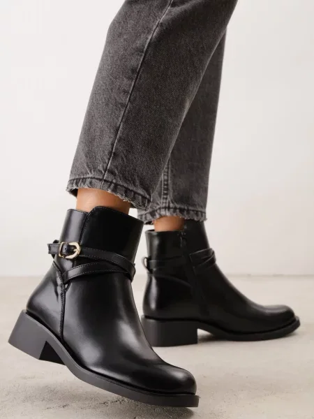 Botine cu plat decorate cu o baretuță elegantă cu cataramă Ramhei negre