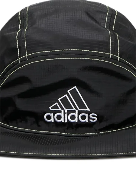 Pruhované tričko Adidas s autogramem s výstřihem do v černé