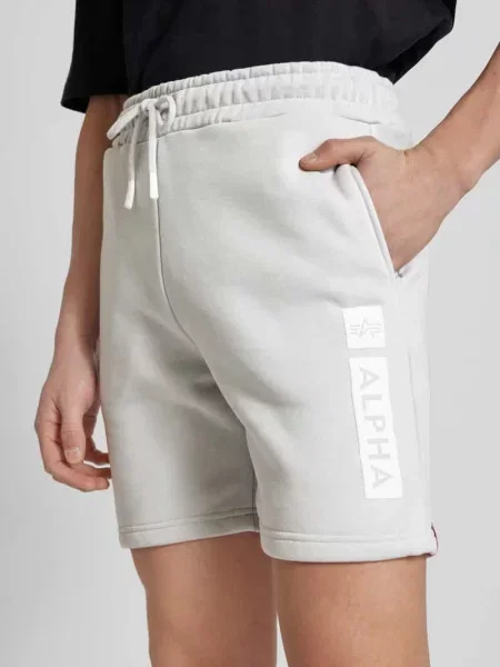 Szorty z dzianiny dresowej o kroju regular fit z nadrukiem z logo Alpha Industries