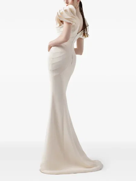 Kostiumas maxi suknele Gaby Charbachy v formos iškirpte su raukiniais balta