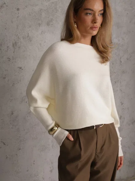 Jasnobeżowy Basic Sweter Nietoperz z Wiskozą Rosanel beżowy