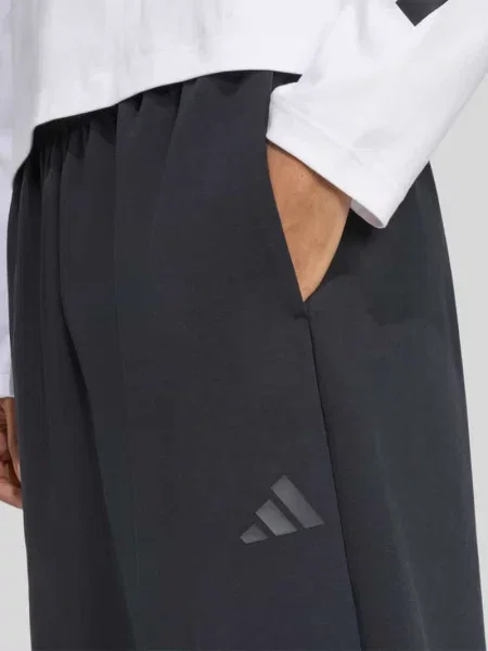 Dresowe spodnie w kroju comfort fit z nadrukiem logo Adidas Sportswear czarny
