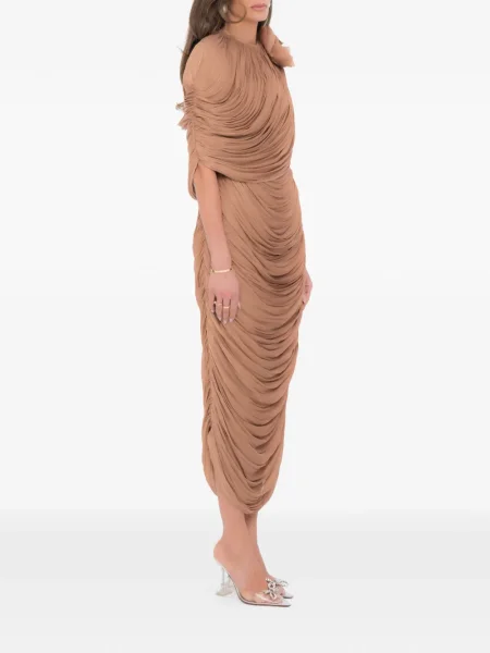 Decora rochie Ana Radu drapată de costum maro