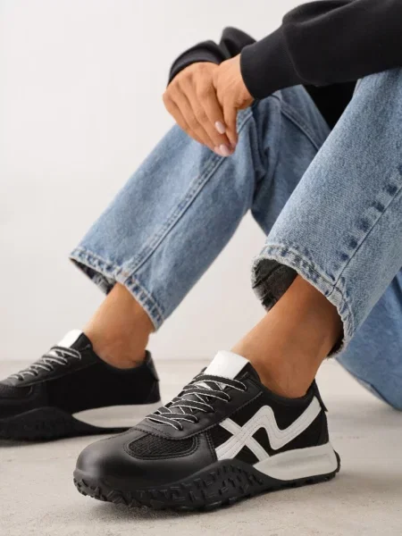 Sneakersy z Futurystyczną Tłoczoną Podeszwą i Geometrycznym Wzorem Emalorine czarne